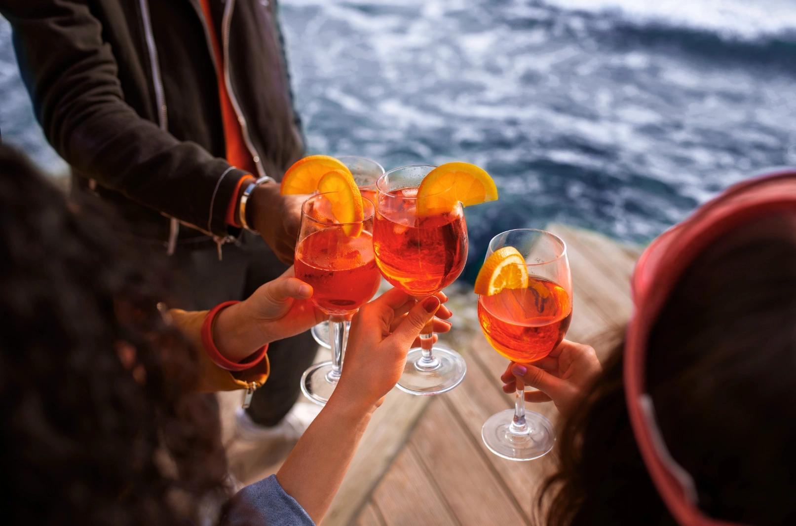 Apéritif sur un bateau lors d'une sortie en mer